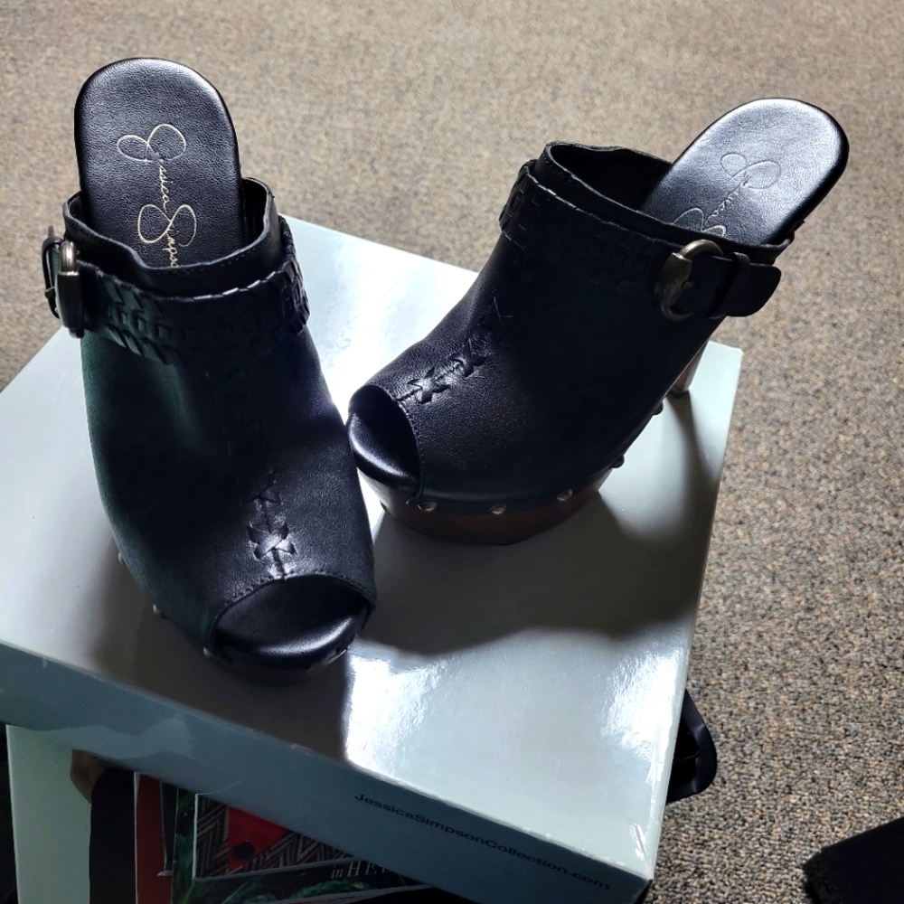 Peep toe mule